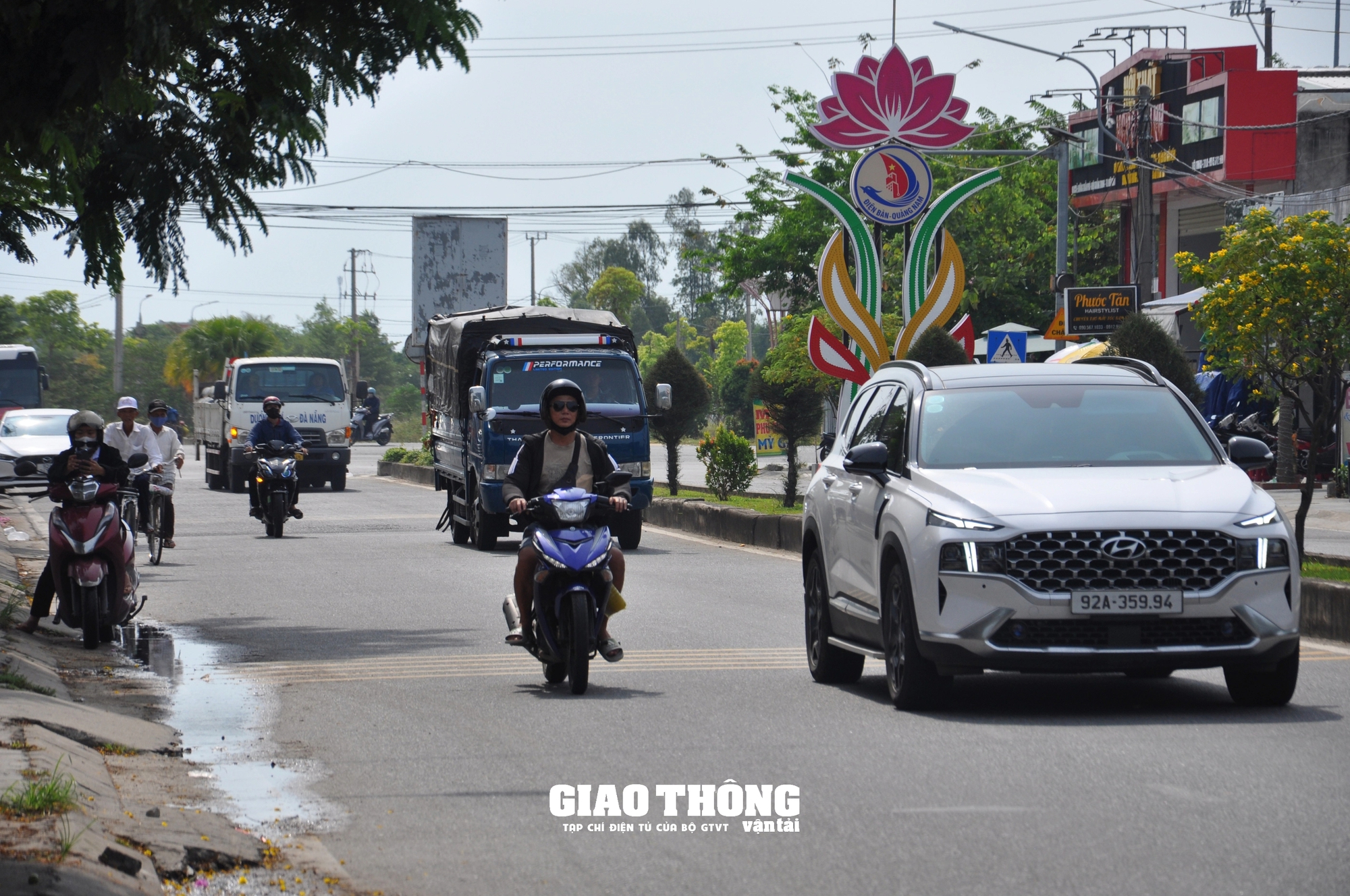Thị xã Điện Bàn (Quảng Nam): Đường ra vào cổng trường mất ATGT, nguy cơ TNGT xảy ra đối với học sinh- Ảnh 2.