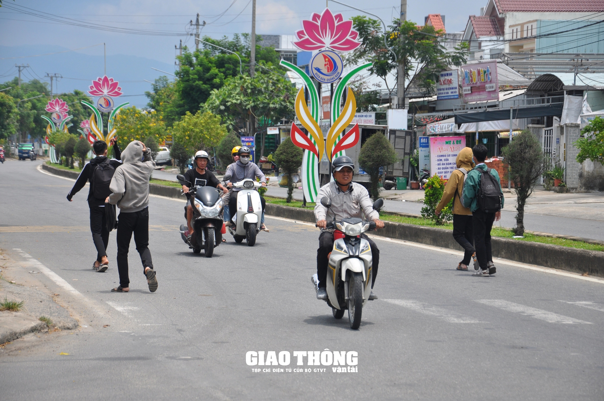 Thị xã Điện Bàn (Quảng Nam): Đường ra vào cổng trường mất ATGT, nguy cơ TNGT xảy ra đối với học sinh- Ảnh 3.