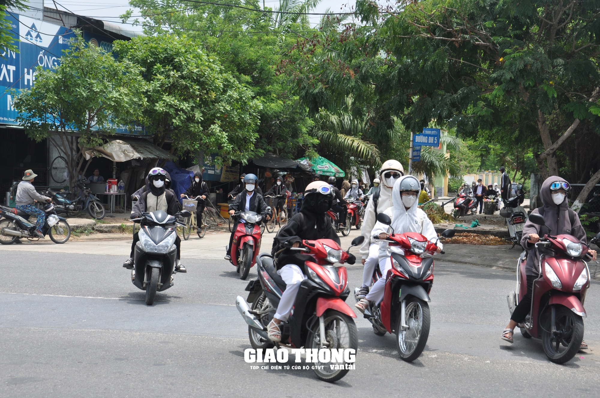 Thị xã Điện Bàn (Quảng Nam): Đường ra vào cổng trường mất ATGT, nguy cơ TNGT xảy ra đối với học sinh- Ảnh 6.
