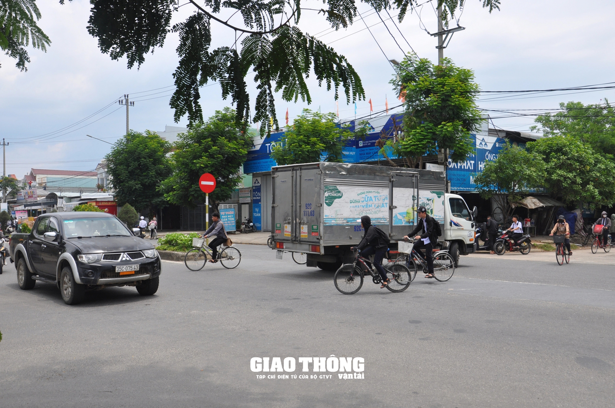 Thị xã Điện Bàn (Quảng Nam): Đường ra vào cổng trường mất ATGT, nguy cơ TNGT xảy ra đối với học sinh- Ảnh 1.