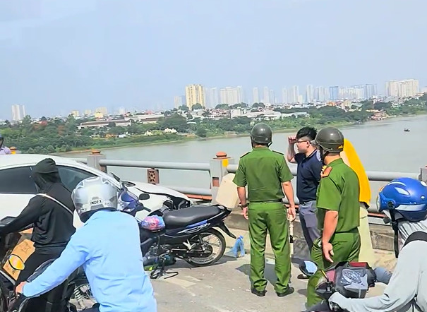 Hà Nội: Ôtô nổ lốp giữa cầu Thanh Trì, tài xế nhanh trí đánh lái để không lao xuống sông- Ảnh 1.
