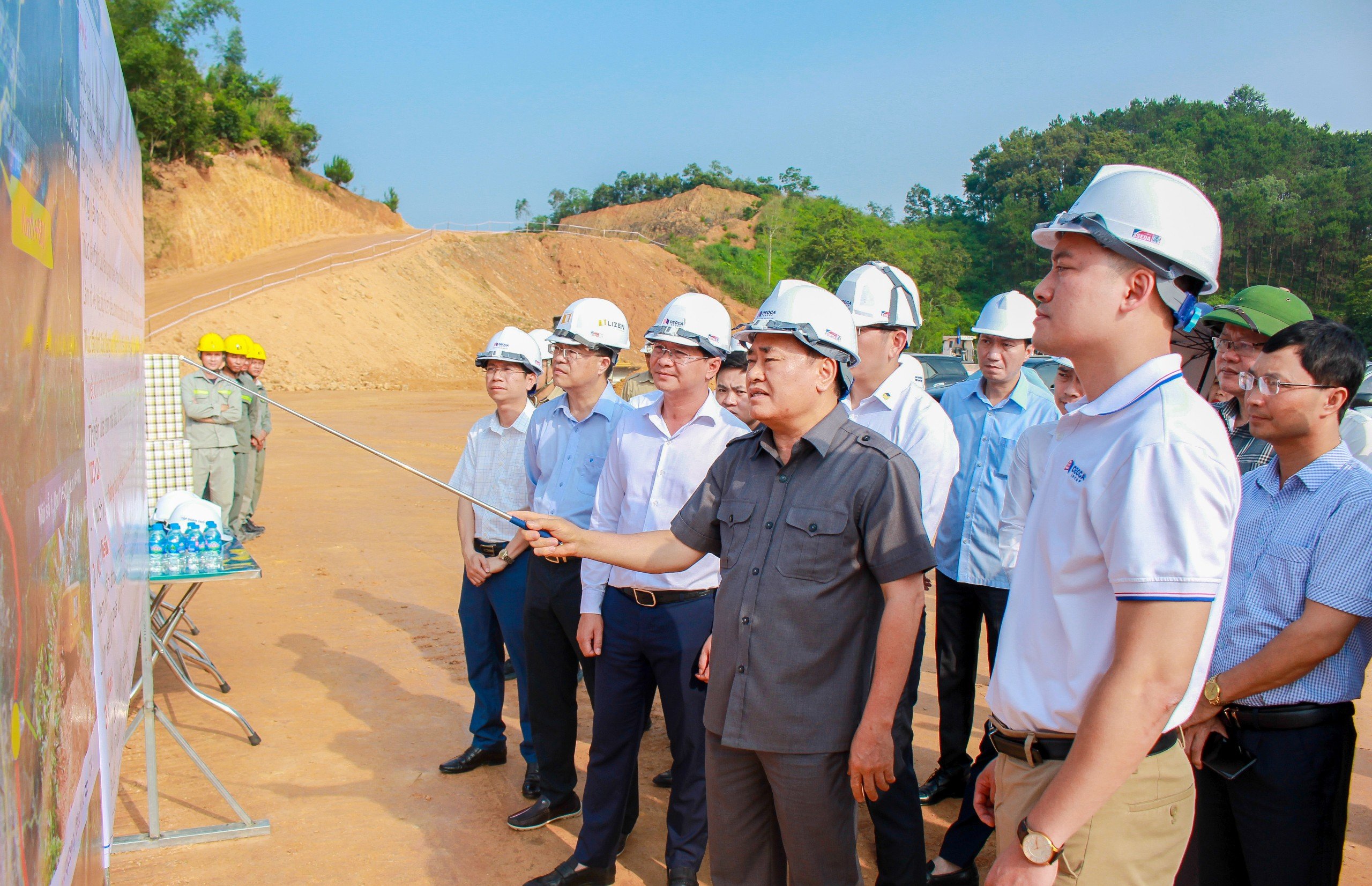 Chủ tịch Lạng Sơn chỉ đạo đẩy nhanh mặt bằng hai dự án cao tốc lớn- Ảnh 1.