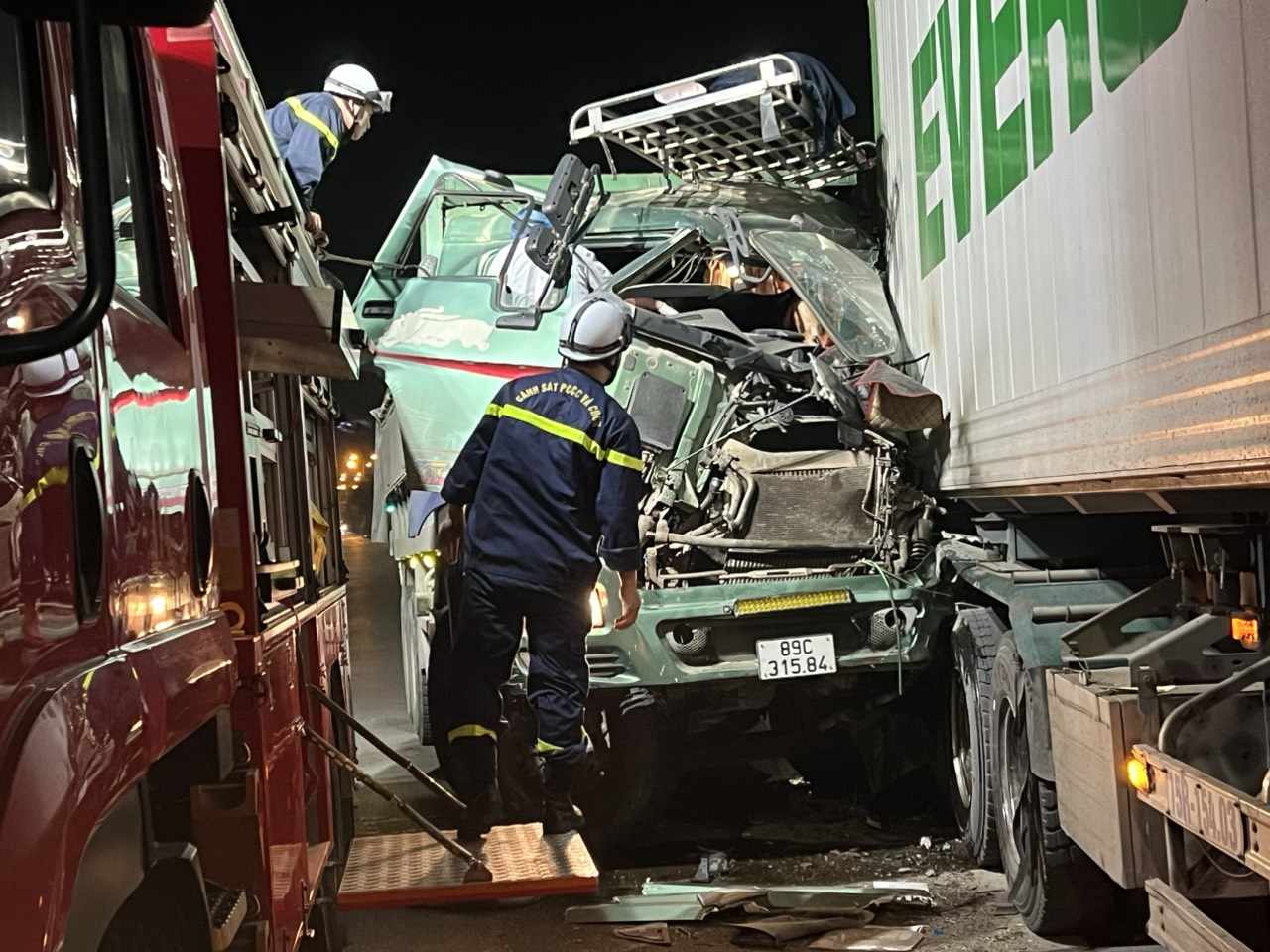 Cảnh sát cắt cabin cứu tài xế xe tải "hổ vồ" sau tai nạn với xe đầu kéo- Ảnh 2.