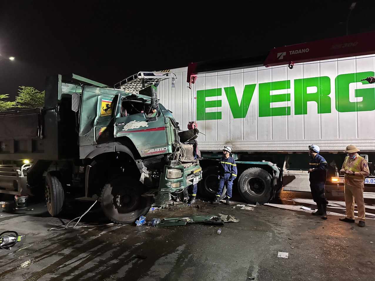 Cảnh sát cắt cabin cứu tài xế xe tải "hổ vồ" sau tai nạn với xe đầu kéo- Ảnh 1.