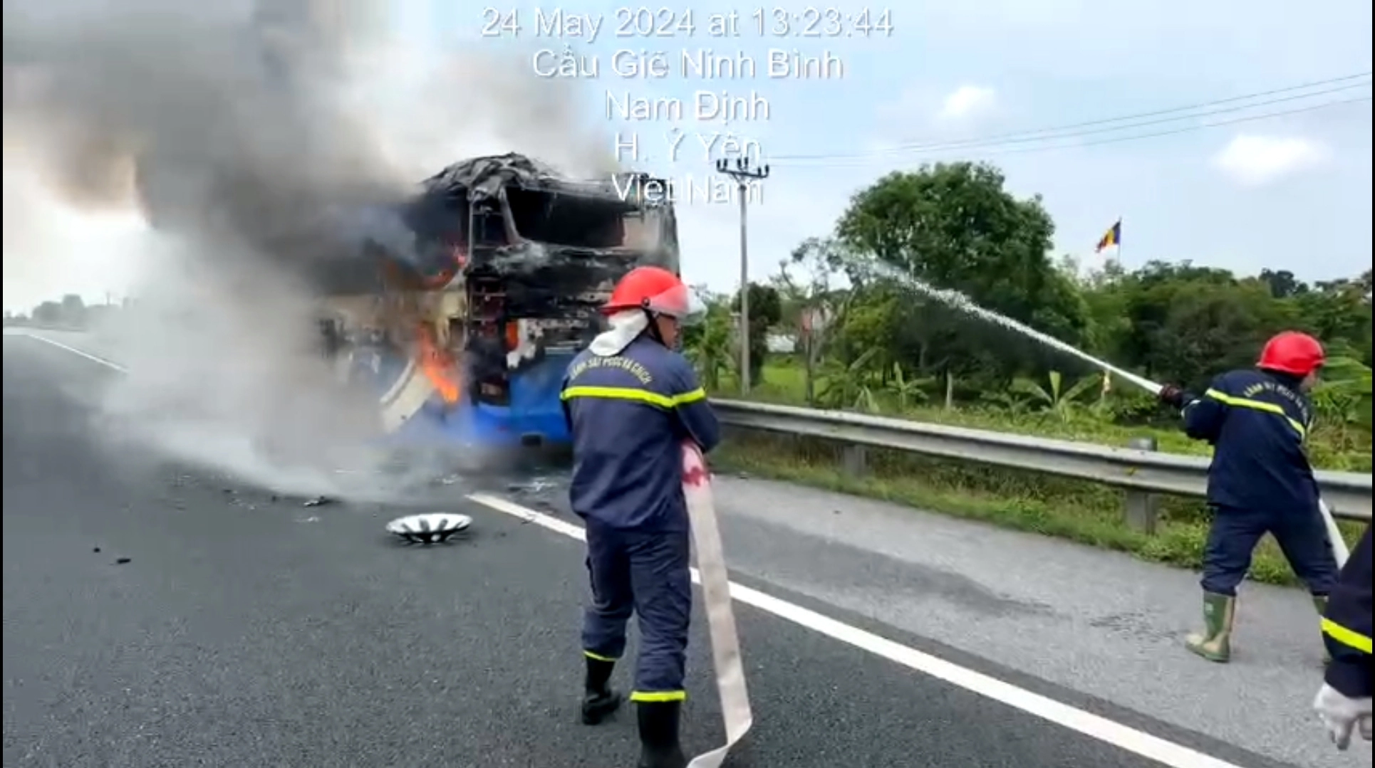Video: Đang lưu thông trên cao tốc, xe khách bất ngờ bốc cháy- Ảnh 1.