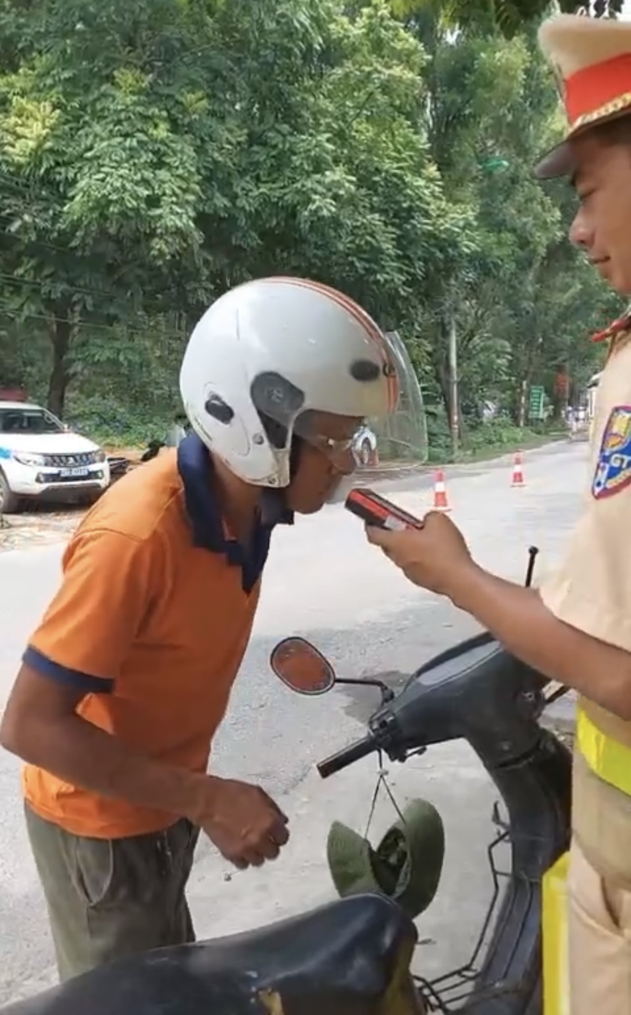 Video: Có nồng độ cồn bị giữ xe, người đàn ông ở Hà Nội lăng mạ rồi tát CSGT- Ảnh 1.