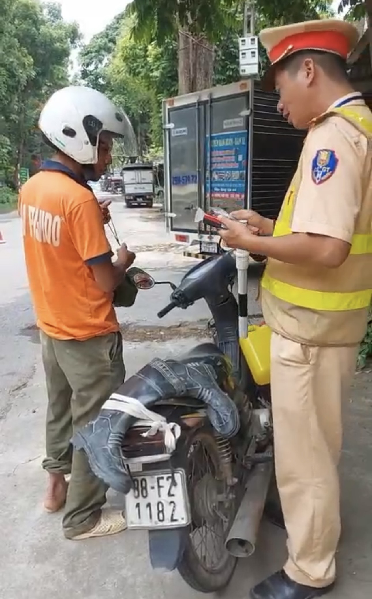 Video: Có nồng độ cồn bị giữ xe, người đàn ông ở Hà Nội lăng mạ rồi tát CSGT- Ảnh 3.