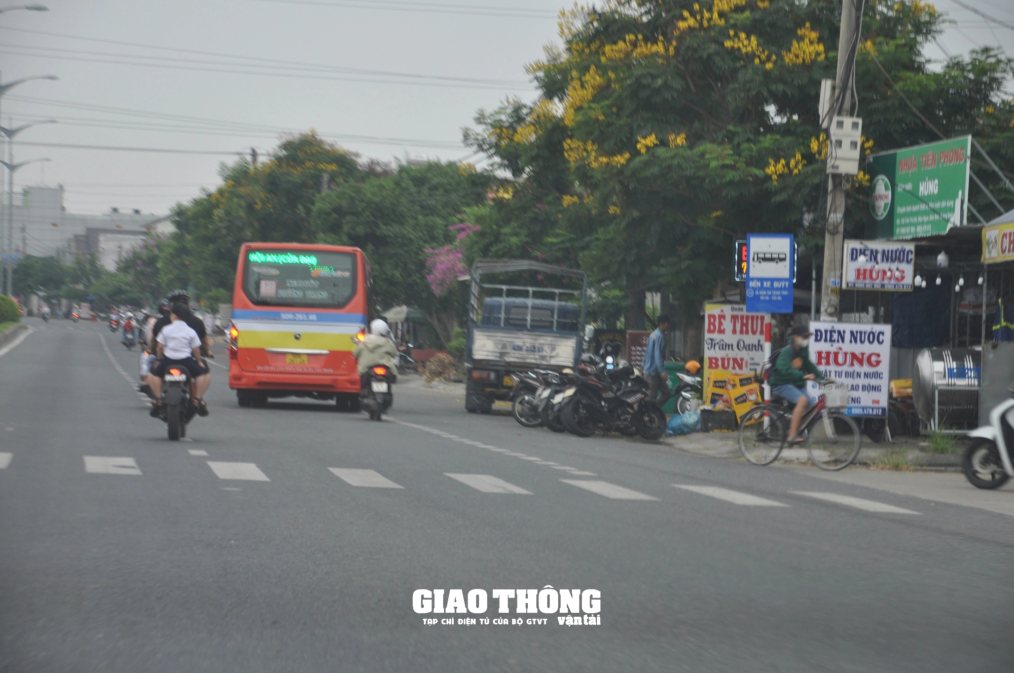 Nhan nhản hành vi lấn chiếm trạm dừng đỗ xe buýt tuyến Đà Nẵng - Hội An- Ảnh 1.