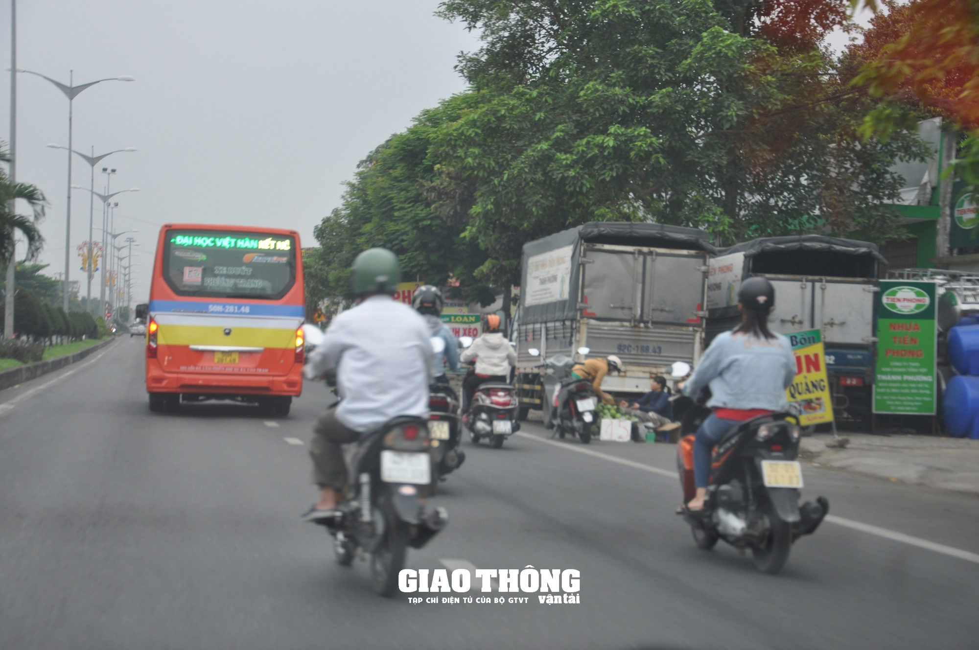 Nhan nhản hành vi lấn chiếm trạm dừng đỗ xe buýt tuyến Đà Nẵng - Hội An- Ảnh 2.