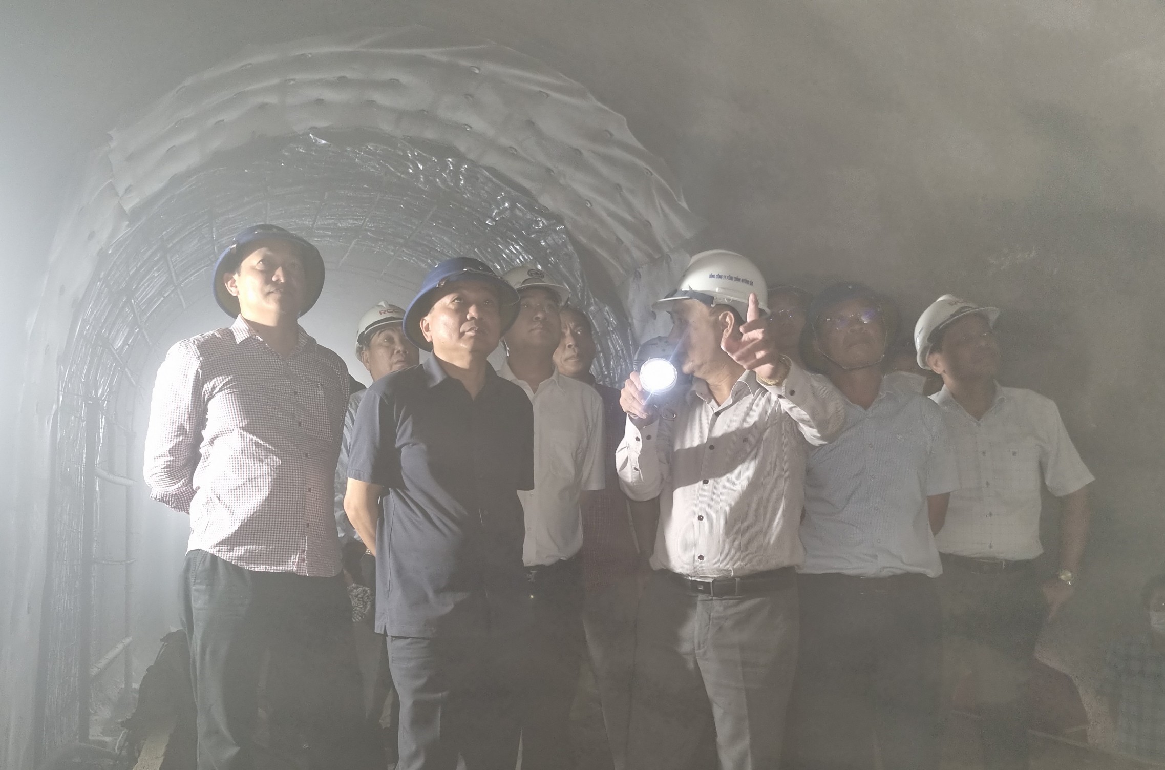 Xuyên ngày đêm khắc phục sự cố sạt lở hầm đường sắt Chí Thạnh, phấn đấu 30/5 thông hầm- Ảnh 10.