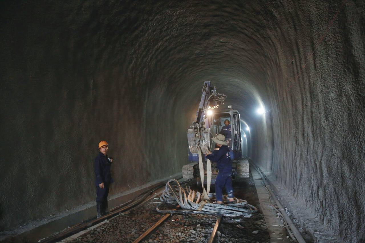Xuyên ngày đêm khắc phục sự cố sạt lở hầm đường sắt Chí Thạnh, phấn đấu 30/5 thông hầm- Ảnh 6.