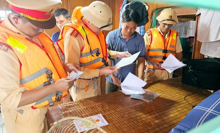 Đồng loạt kiểm tra, xử lý hàng loạt chủ bến tập kết, bốc xếp vật liệu không phép trên sông Hồng- Ảnh 4.