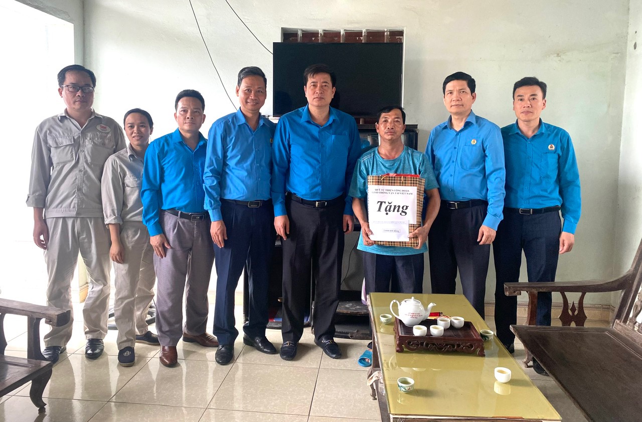 Công đoàn GTVT Việt Nam tặng quà, chia sẻ khó khăn với công nhân đóng tàu - Ảnh 3.