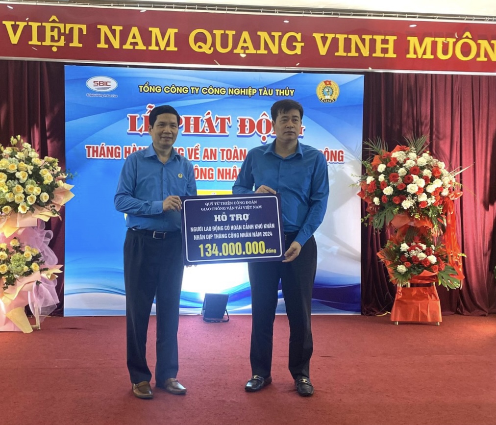 Công đoàn GTVT Việt Nam tặng quà, chia sẻ khó khăn với công nhân đóng tàu - Ảnh 2.