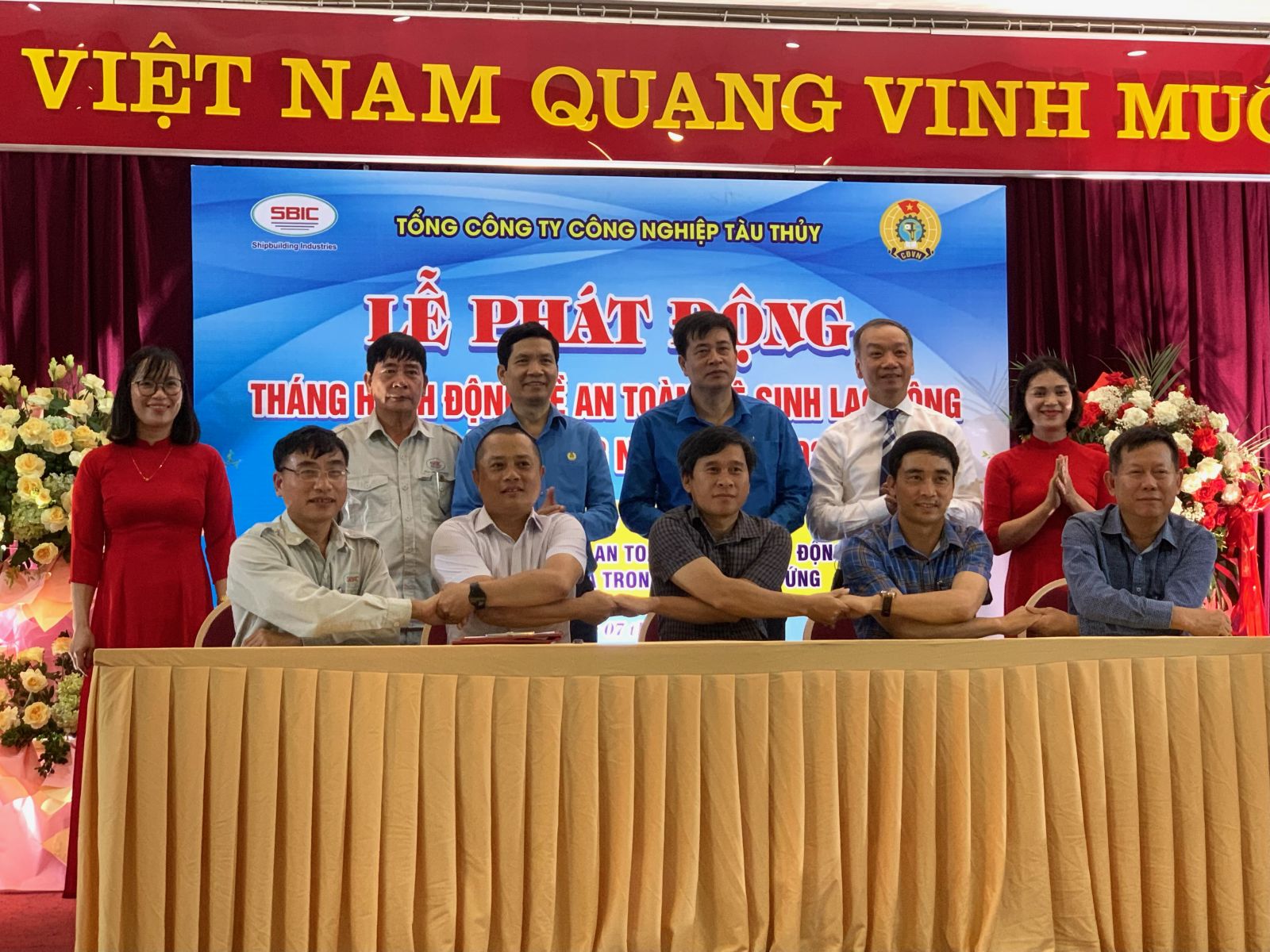 Công đoàn GTVT Việt Nam tặng quà, chia sẻ khó khăn với công nhân đóng tàu - Ảnh 1.