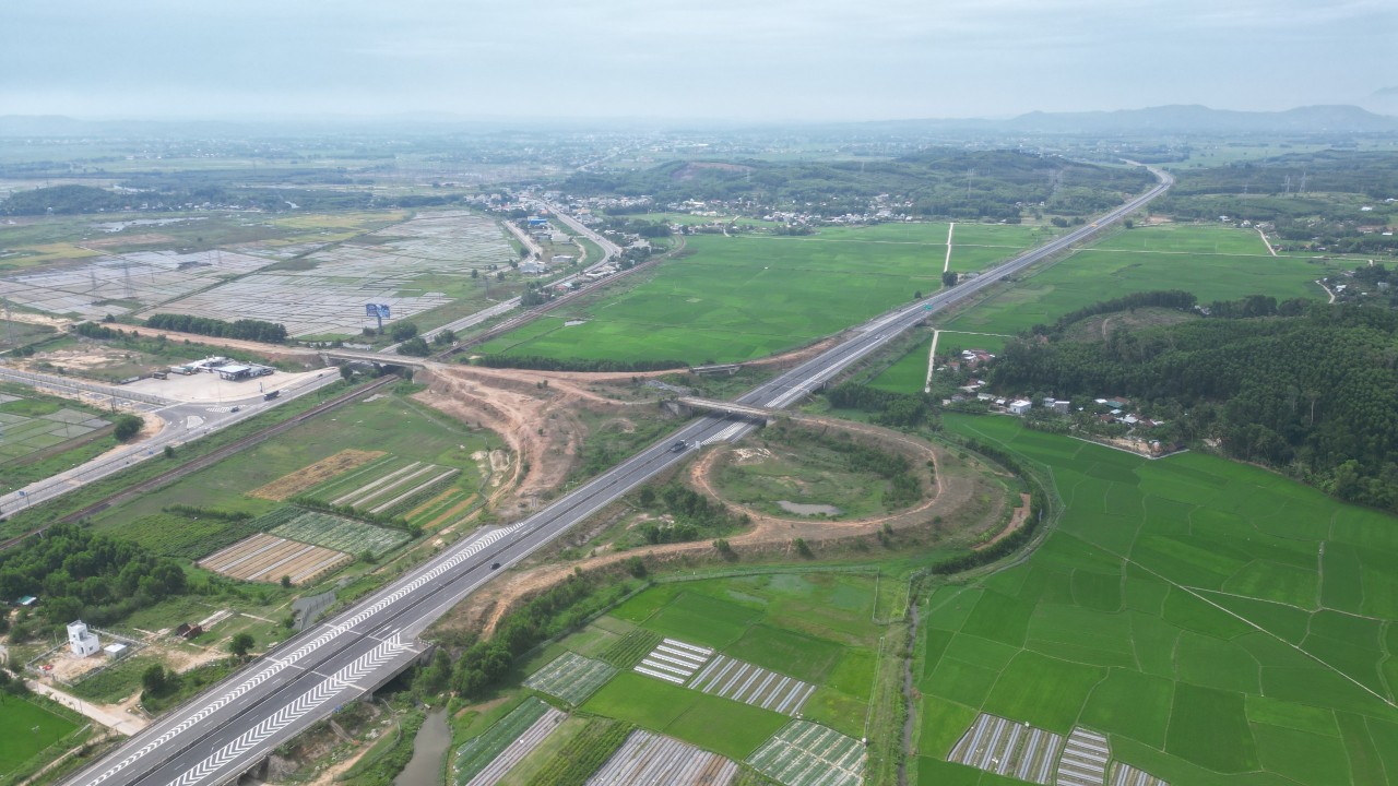 Gỡ vướng nút giao đường cao tốc Đà Nẵng - Quảng Ngãi: Phấn đấu thông nút đường Trì Bình - Dung Quất trong năm 2025- Ảnh 1.