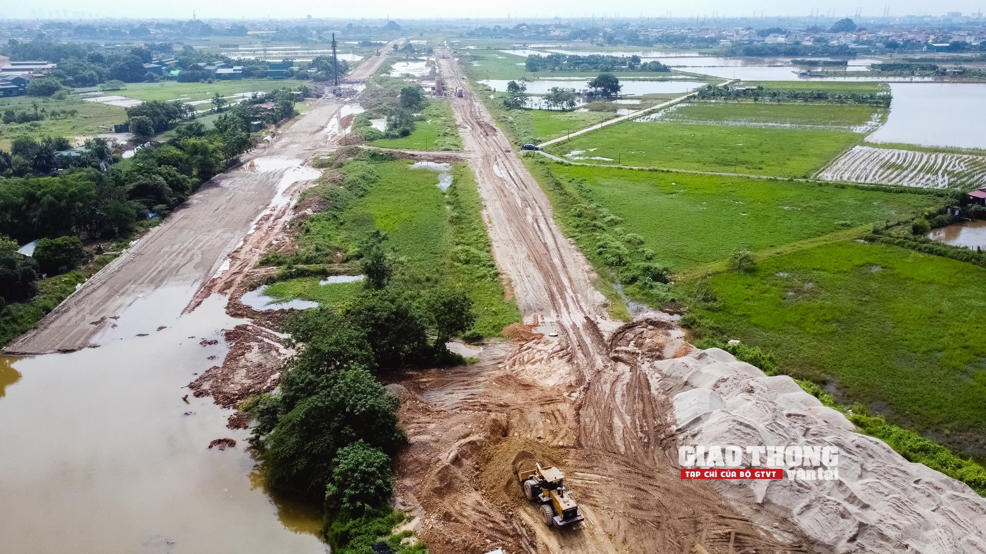 Công trường Vành đai 4 Hà Nội chằng chịt dây điện cản tiến độ thi công- Ảnh 10.