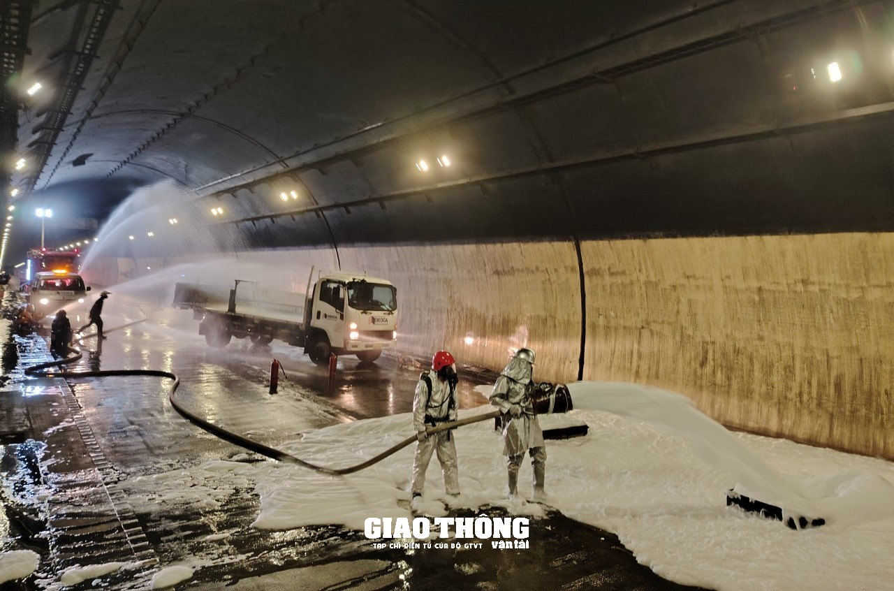Cận cảnh diễn tập cứu hộ, cứu nạn ô tô bốc cháy trong hầm Hải Vân- Ảnh 1.