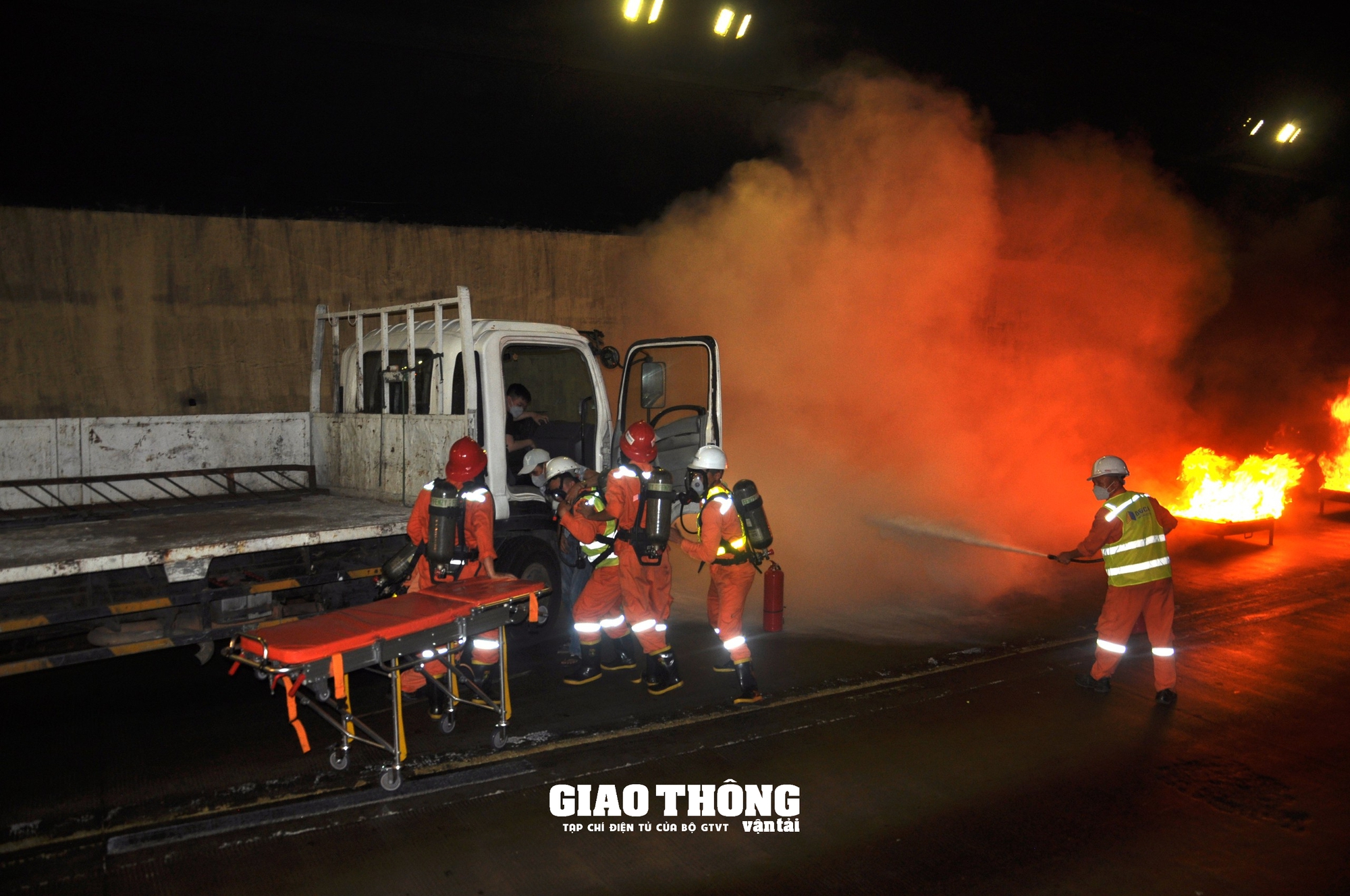 Cận cảnh diễn tập cứu hộ, cứu nạn ô tô bốc cháy trong hầm Hải Vân- Ảnh 2.