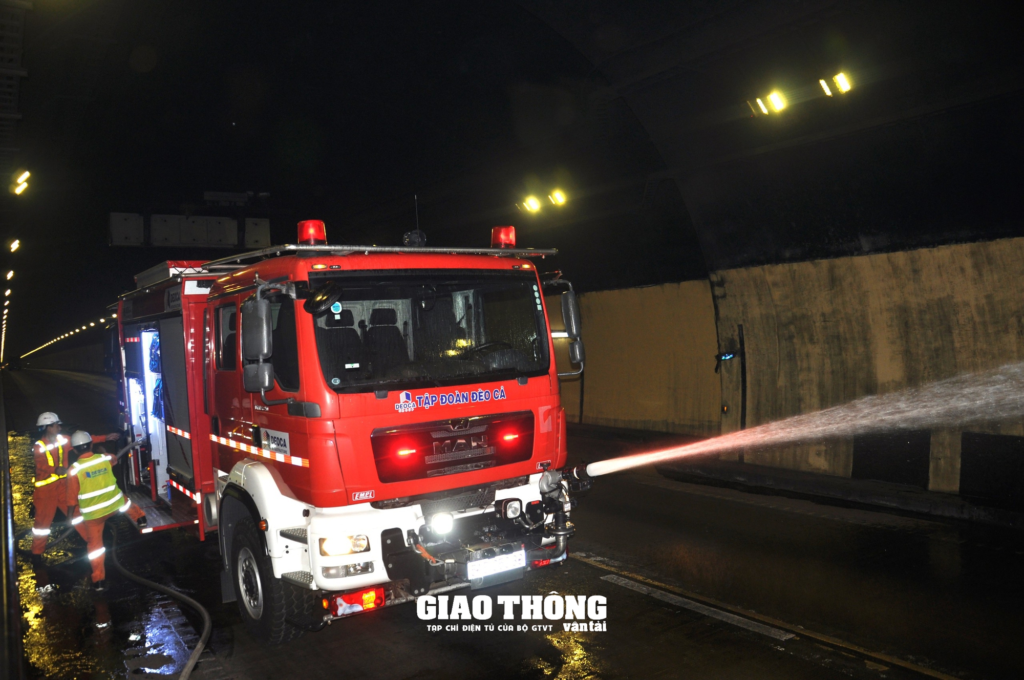 Cận cảnh diễn tập cứu hộ, cứu nạn ô tô bốc cháy trong hầm Hải Vân- Ảnh 3.