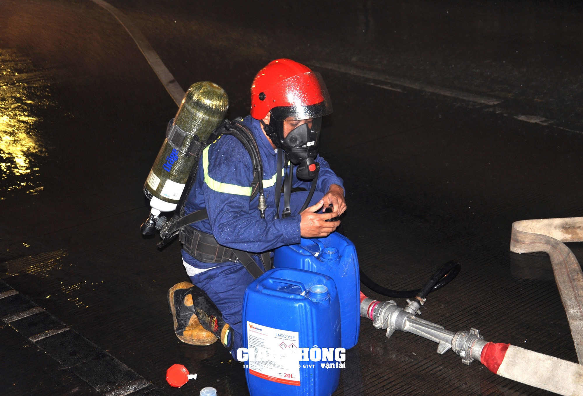 Cận cảnh diễn tập cứu hộ, cứu nạn ô tô bốc cháy trong hầm Hải Vân- Ảnh 5.