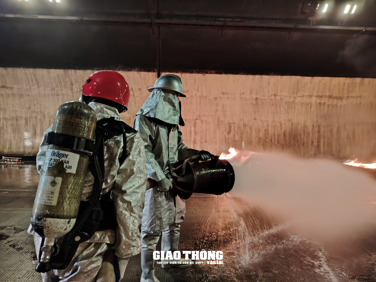 Cận cảnh diễn tập cứu hộ, cứu nạn ô tô bốc cháy trong hầm Hải Vân- Ảnh 8.