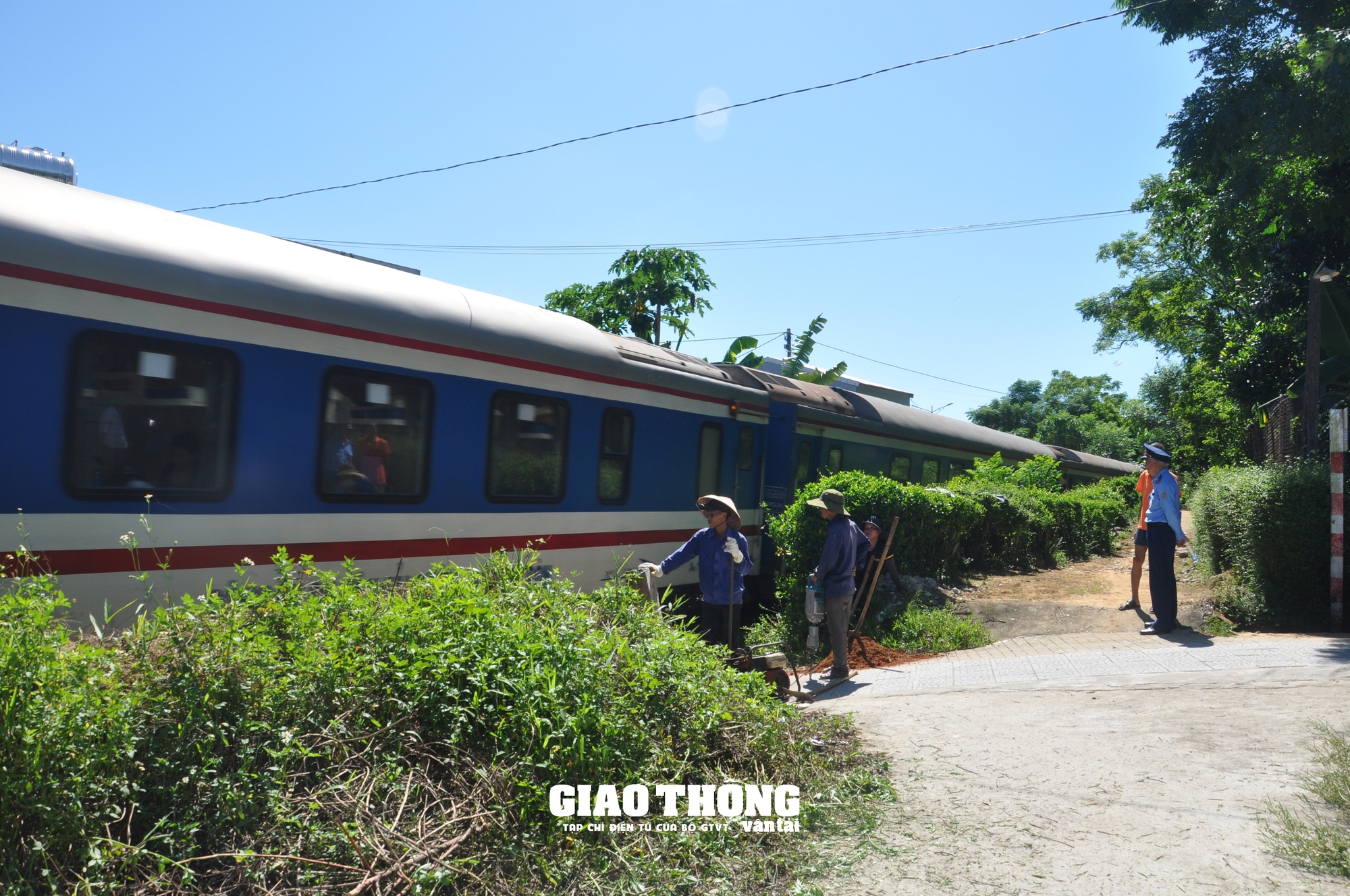 Đóng, xóa nhiều lối đi tự mở qua đường sắt Bắc - Nam ở tỉnh Thừa Thiên - Huế- Ảnh 2.