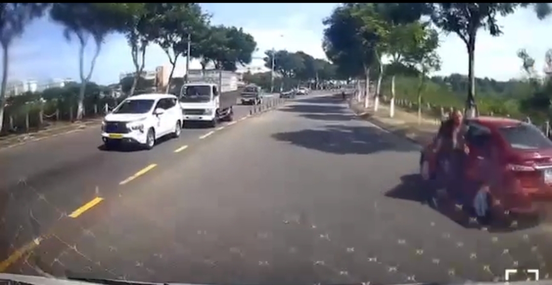 Video ô tô bất ngờ lao qua làn đường ngược chiều, đâm gục người đi xe máy ở Đà Nẵng- Ảnh 1.
