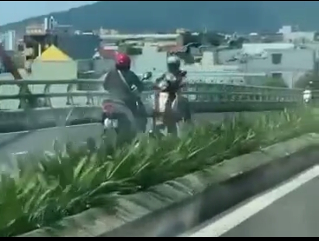 Video người phụ nữ lái xe máy chạy ngược chiều qua cầu Ngã Ba Huế gây TNGT ở Đà Nẵng- Ảnh 1.