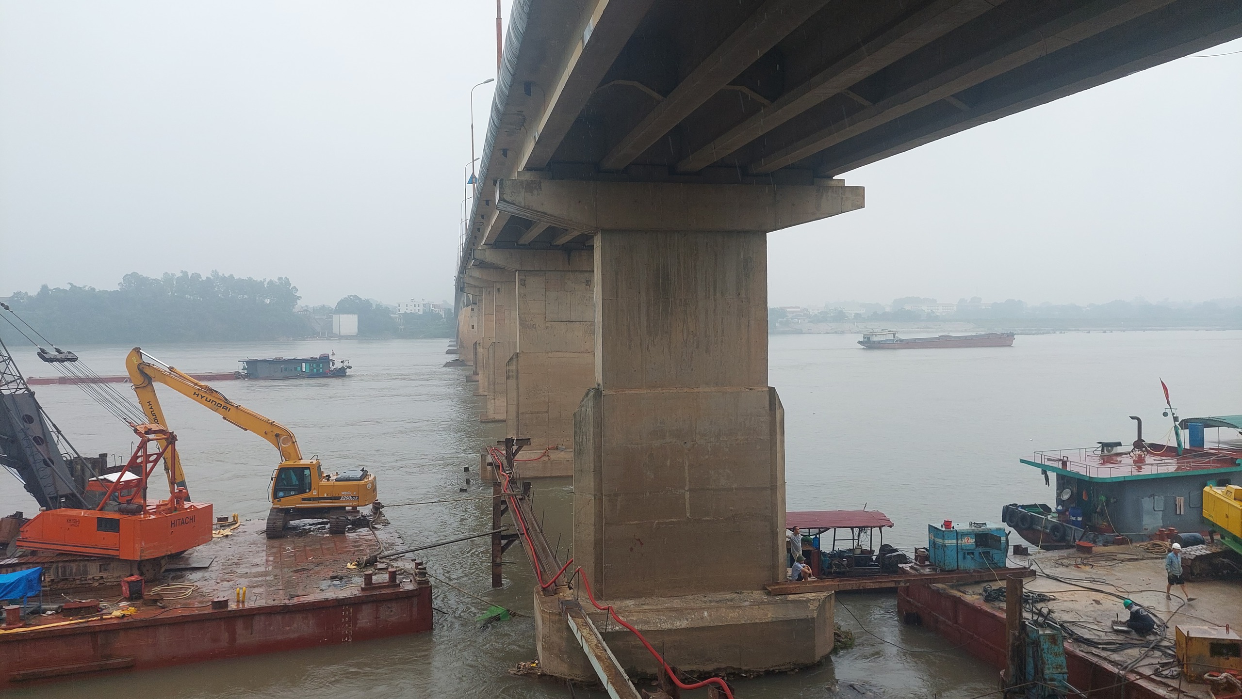 "Nhùng nhằng" trong tổ chức bảo đảm ATGT đường thủy phục vụ thi công cầu Trung Hà- Ảnh 1.