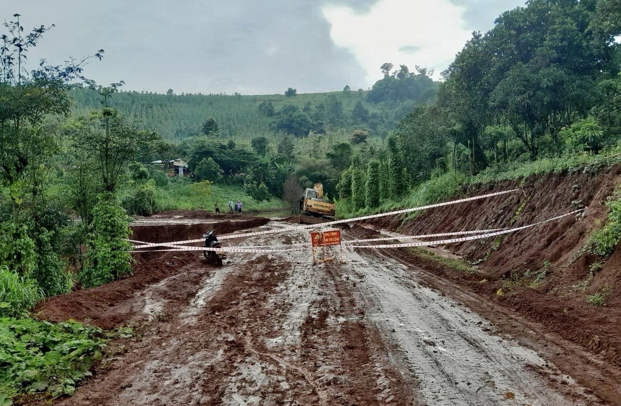 Mưa to kéo dài làm 2 tuyến đường đang thi công ở Đắk Nông bị sạt lở gây chia cắt giao thông - Ảnh 3.