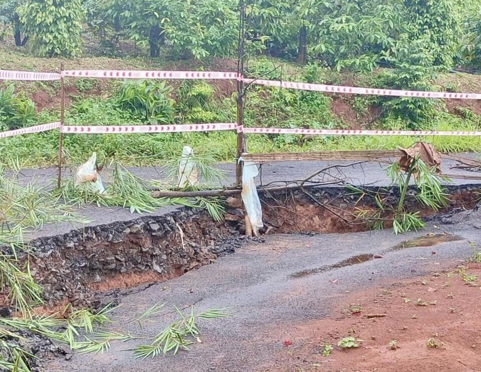 Mưa to kéo dài làm 2 tuyến đường đang thi công ở Đắk Nông bị sạt lở gây chia cắt giao thông - Ảnh 2.