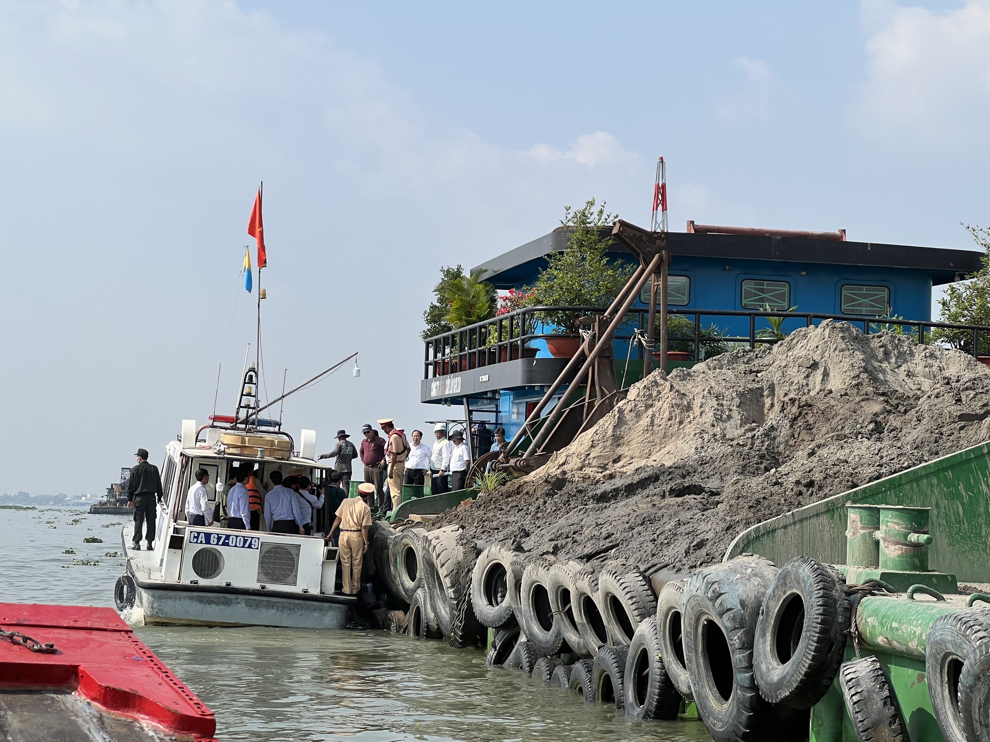 Để cát biển về đến công trường - Kỳ 1: Gỡ khó chính sách, tiên phong giao mỏ cho nhà thầu - Ảnh 1.