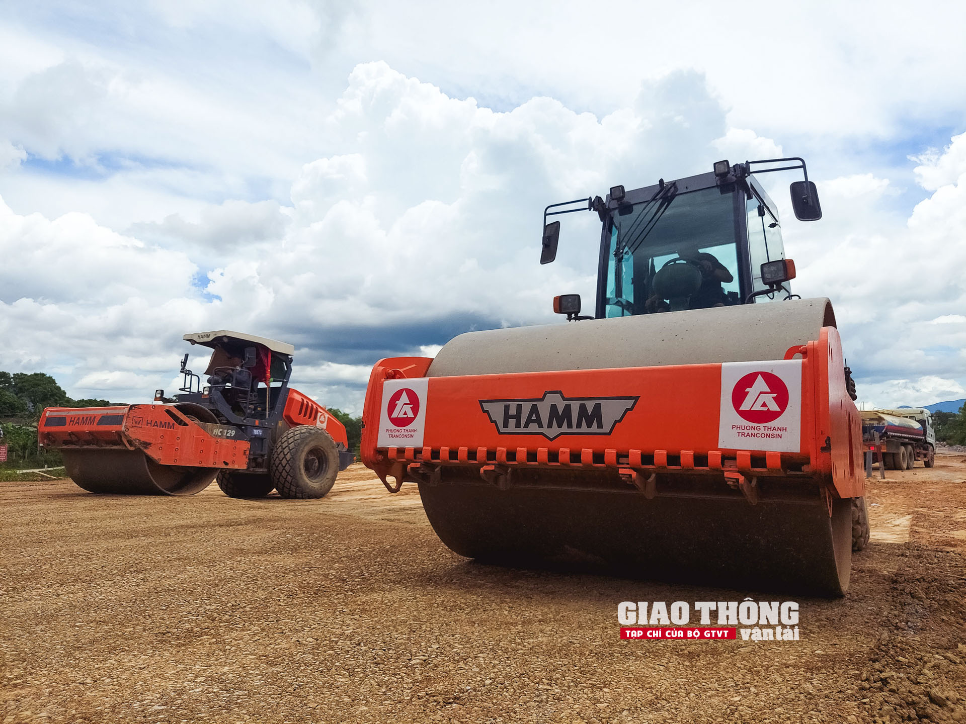 Tận thấy những người "mình đồng da sắt" thi công không ngày nghỉ trên cao tốc Vũng Áng - Bùng- Ảnh 23.