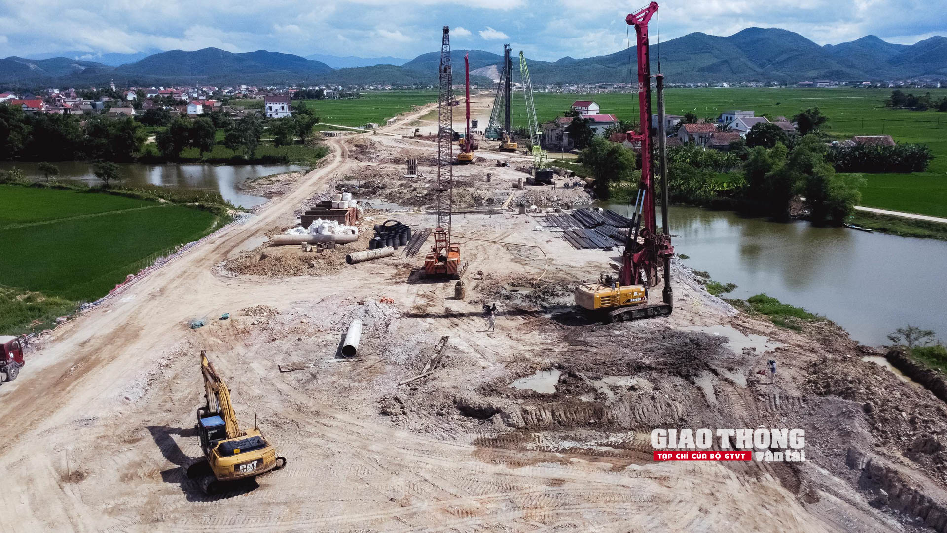 Tận thấy những người "mình đồng da sắt" thi công không ngày nghỉ trên cao tốc Vũng Áng - Bùng- Ảnh 25.