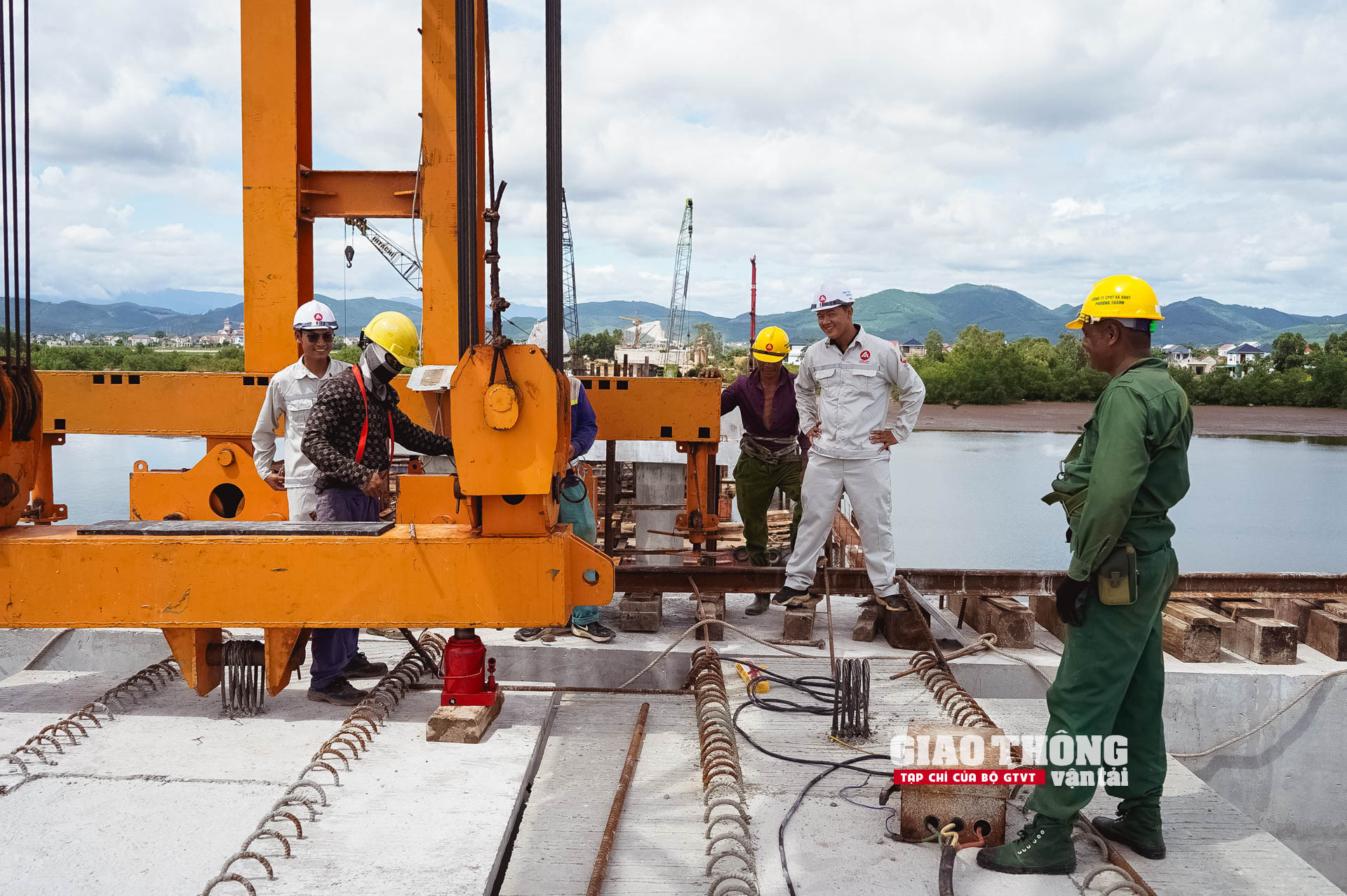 Tận thấy những người "mình đồng da sắt" thi công không ngày nghỉ trên cao tốc Vũng Áng - Bùng- Ảnh 3.