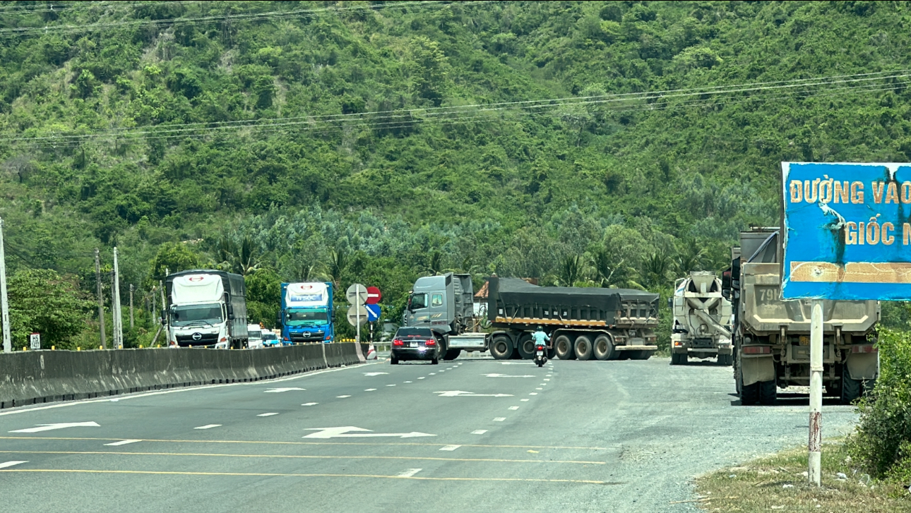 Xe chở đất, đá có dấu hiệu quá tải, gây mất ATGT trên các tuyến QL1, QL26, đường dân sinh ở Khánh Hoà- Ảnh 12.