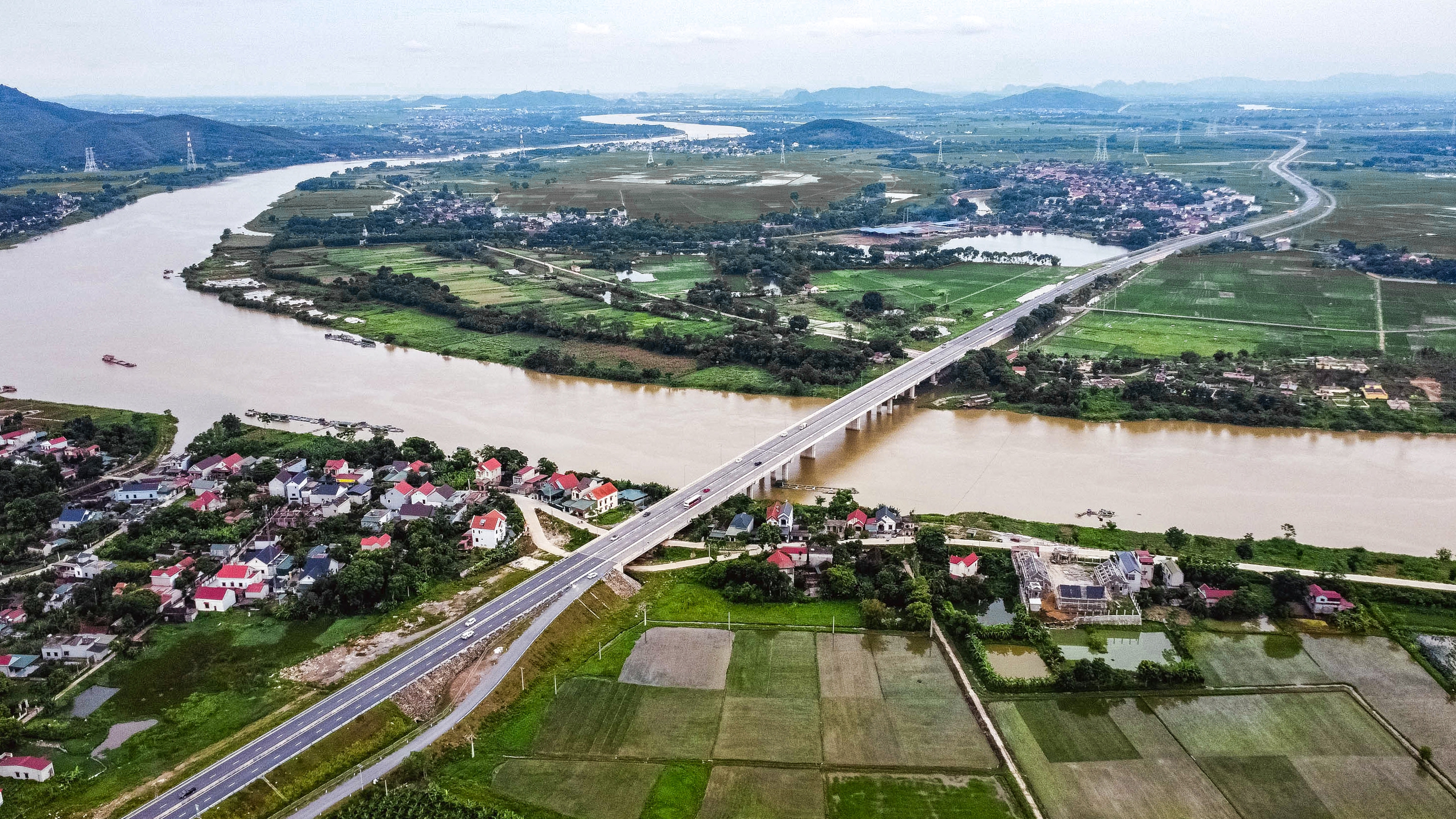 Đột phá mới ngành GTVT - Kỳ 1: Hoàn thiện thể chế, hỗ trợ tốt hơn doanh nghiệp và người dân- Ảnh 2.