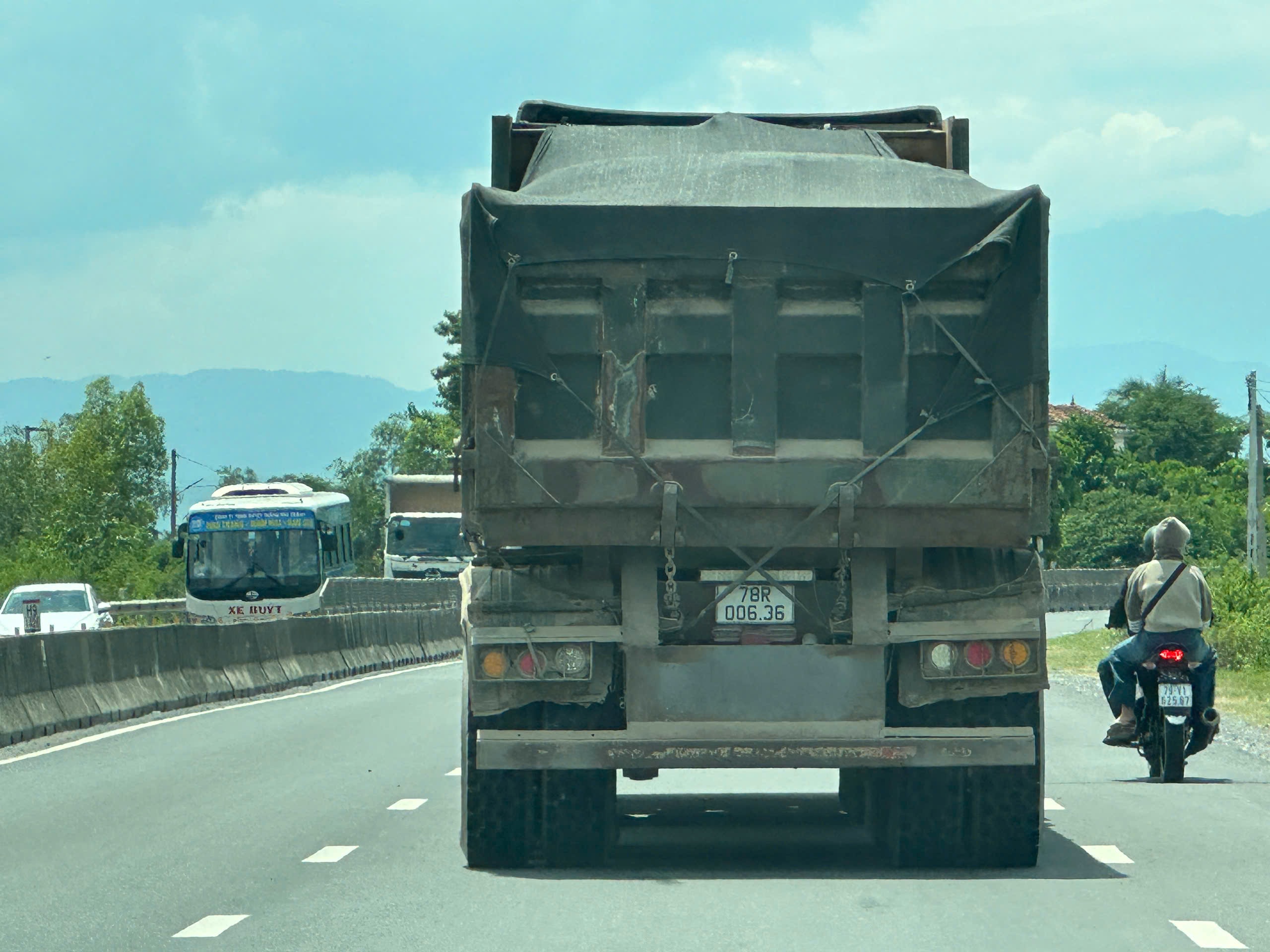 Xe chở đất, đá có dấu hiệu quá tải, gây mất ATGT trên các tuyến QL1, QL26, đường dân sinh ở Khánh Hoà- Ảnh 2.