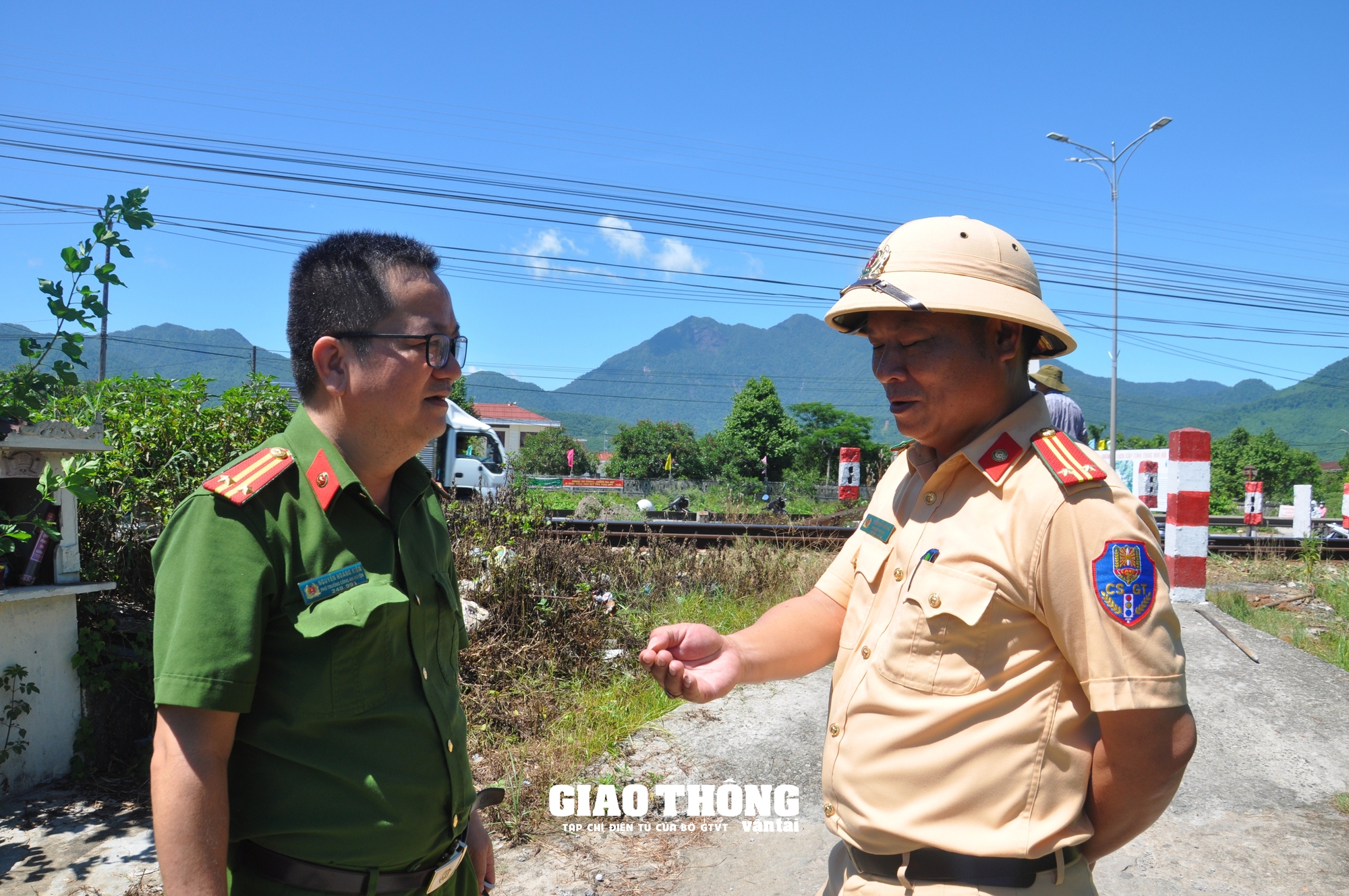 Nạn ném đá lên tàu đường sắt Bắc - Nam: Cần quyết liệt ngăn chặn hành vi nguy hiểm - Ảnh 3.