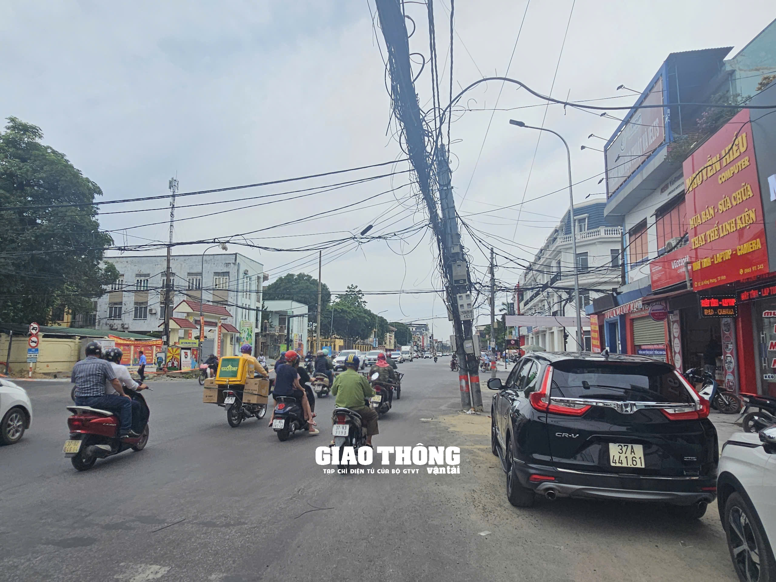 Chùm ảnh: Dự án nâng cấp vỉa hè đường Lê Hồng Phong (TP Vinh) “bỏ quên” di dời cột điện? - Ảnh 1.