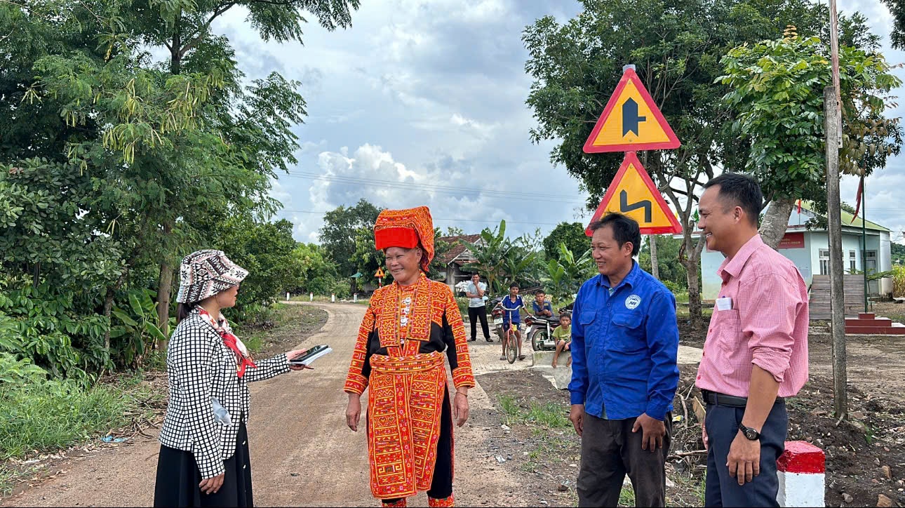 Đắk Lắk: Người dân đồng lòng hiến đất mở đường, phát triển giao thông nông thôn- Ảnh 5.