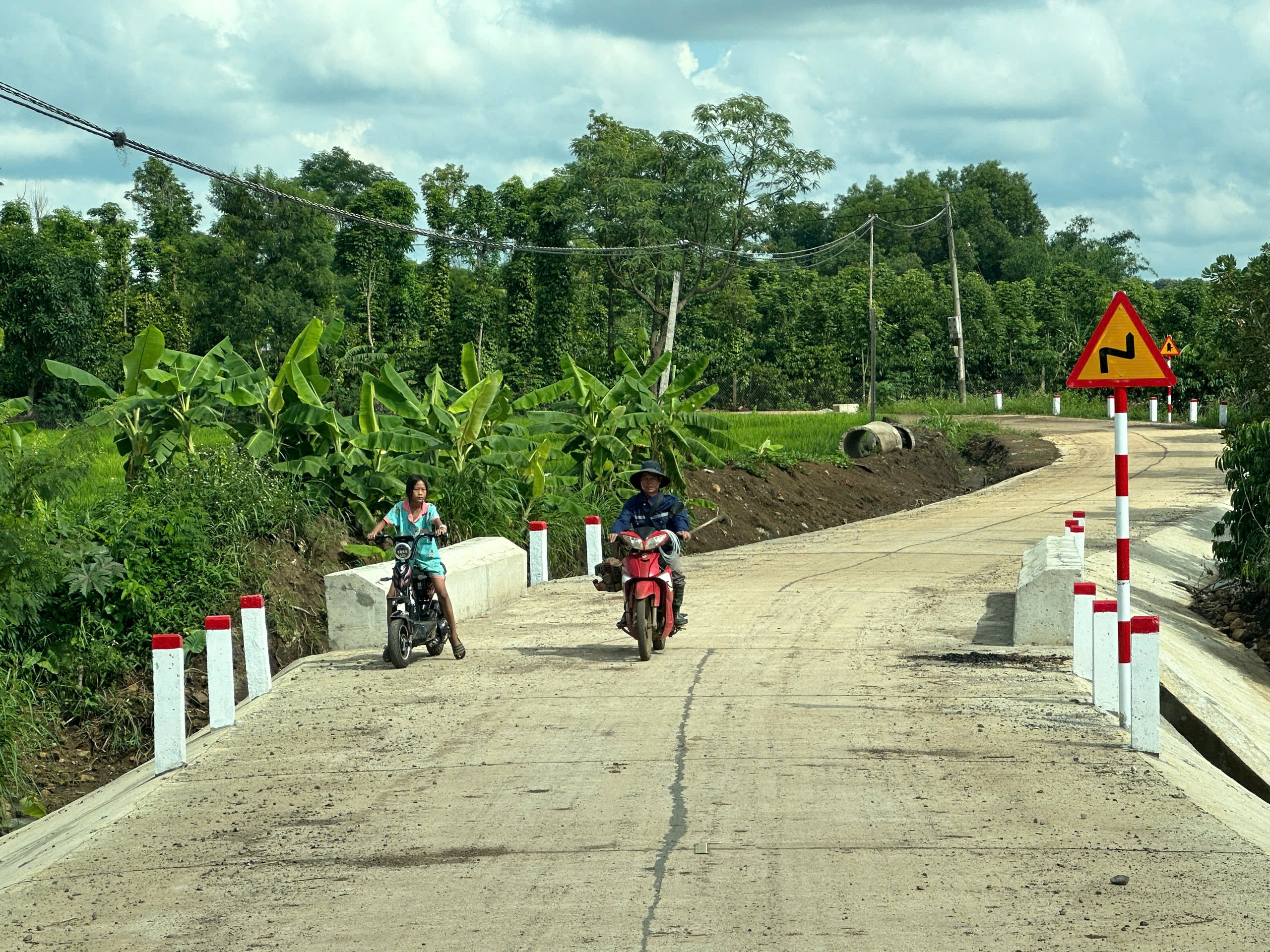 Đắk Lắk: Người dân đồng lòng hiến đất mở đường, phát triển giao thông nông thôn- Ảnh 6.