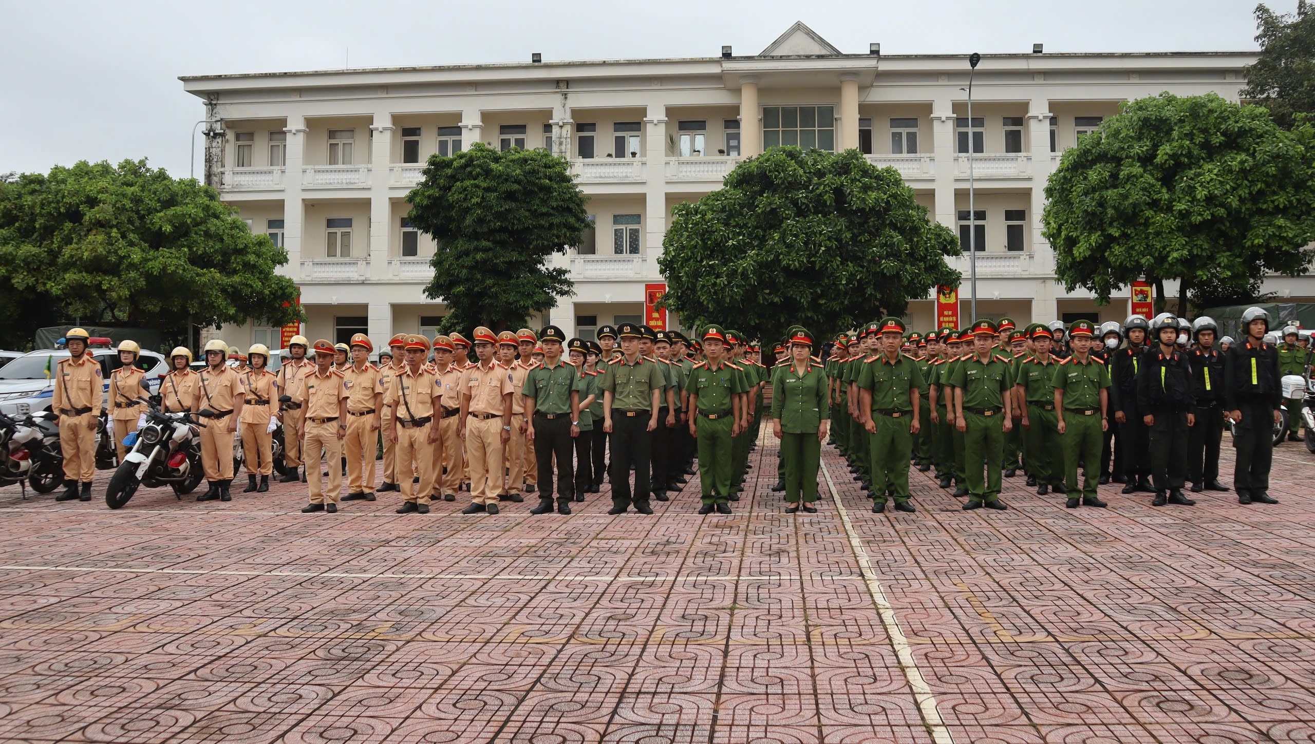 Công an TP. Buôn Ma Thuột ra quân đảm bảo trật tự ATGT với tinh thần "Không có vùng cấm, không có ngoại lệ" - Ảnh 1.