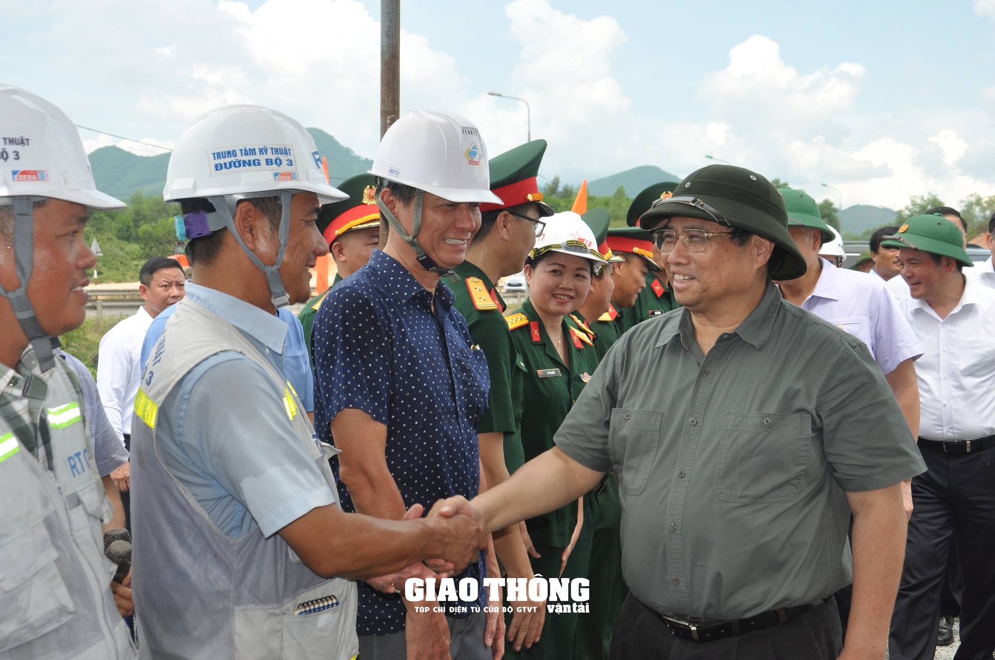 Thủ tướng Phạm Minh Chính chỉ đạo "nóng" giải quyết vướng mắc, tăng tốc thi công Dự án Cao tốc Hòa Liên -Túy Loan - Ảnh 5.