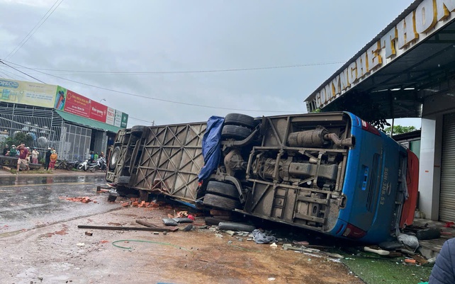 Tin mới nhất vụ xe khách lật trên đường Hồ Chí Minh qua Đắk Lắk: Danh tính 4 nạn nhân tử vong- Ảnh 1.