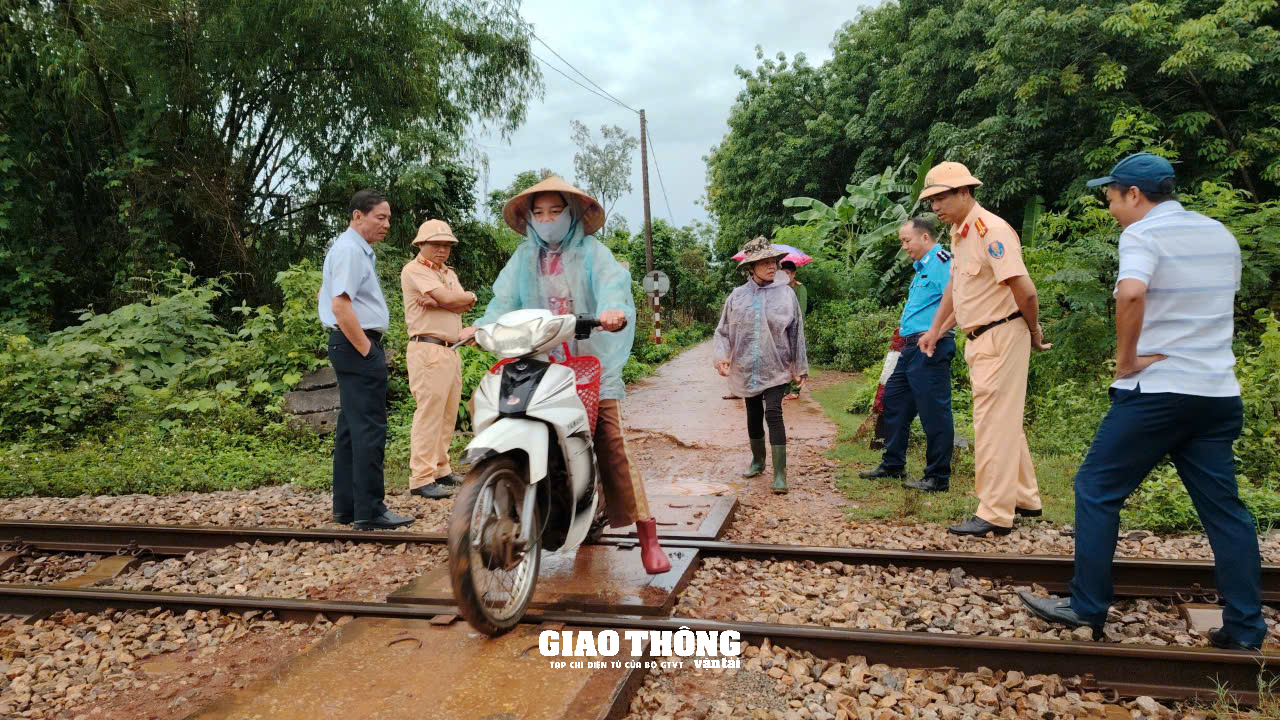 Kiểm tra, xử lý các lối đị tự mở, gây mất ATGT trên tuyến đường sắt Bắc-Nam ở tỉnh Quảng Trị - Ảnh 3.