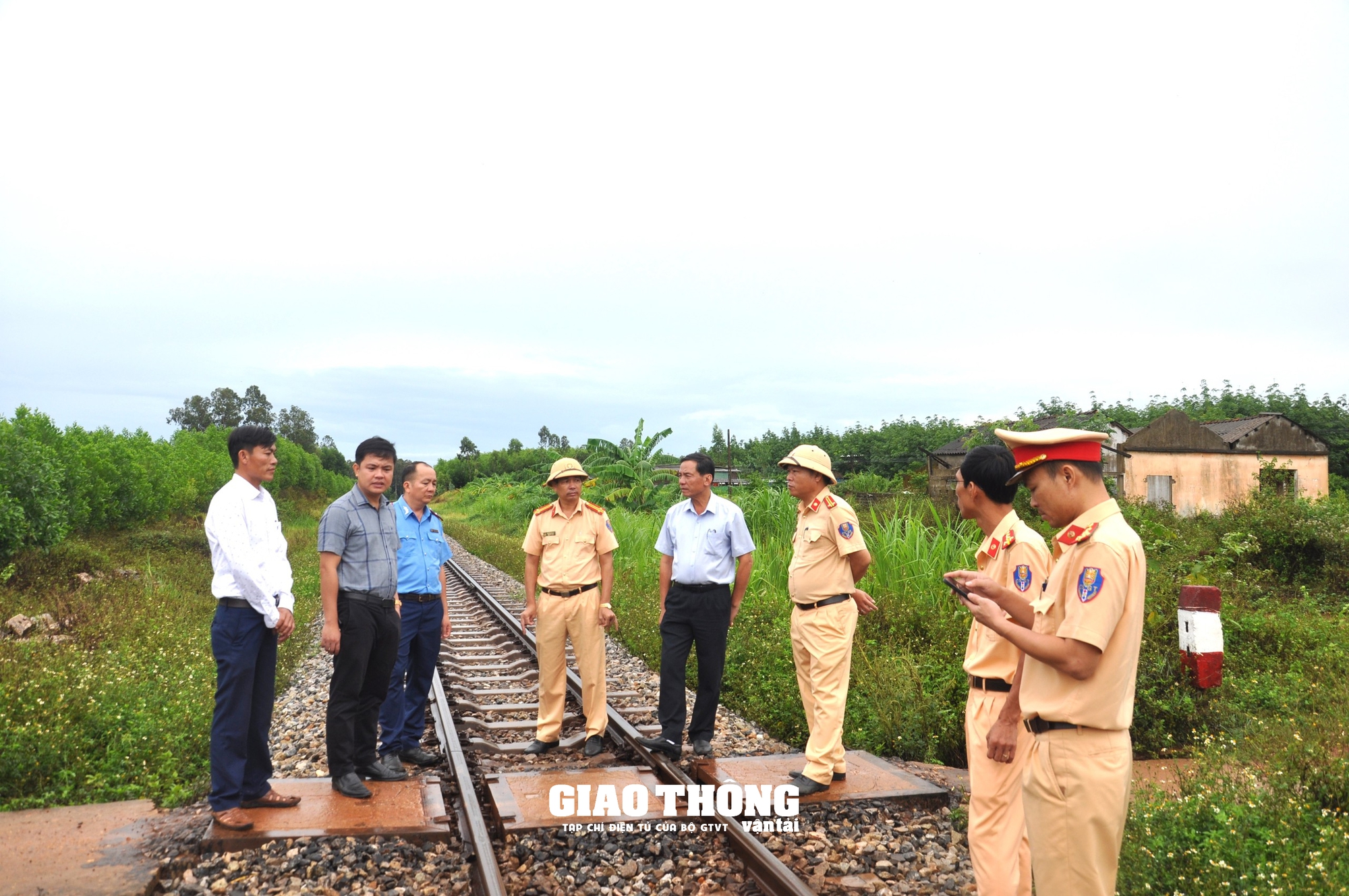 Kiểm tra, xử lý các lối đị tự mở, gây mất ATGT trên tuyến đường sắt Bắc-Nam ở tỉnh Quảng Trị - Ảnh 10.