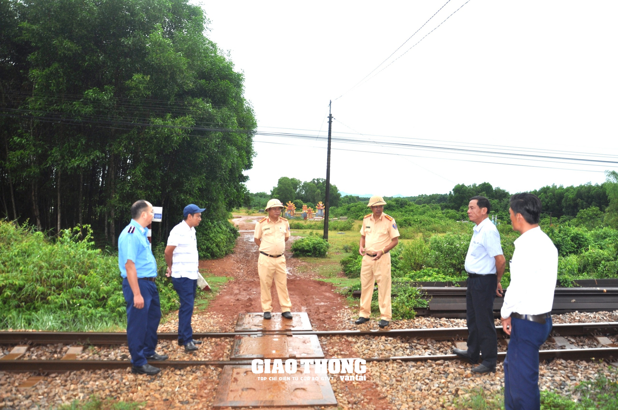 Kiểm tra, xử lý các lối đị tự mở, gây mất ATGT trên tuyến đường sắt Bắc-Nam ở tỉnh Quảng Trị - Ảnh 11.