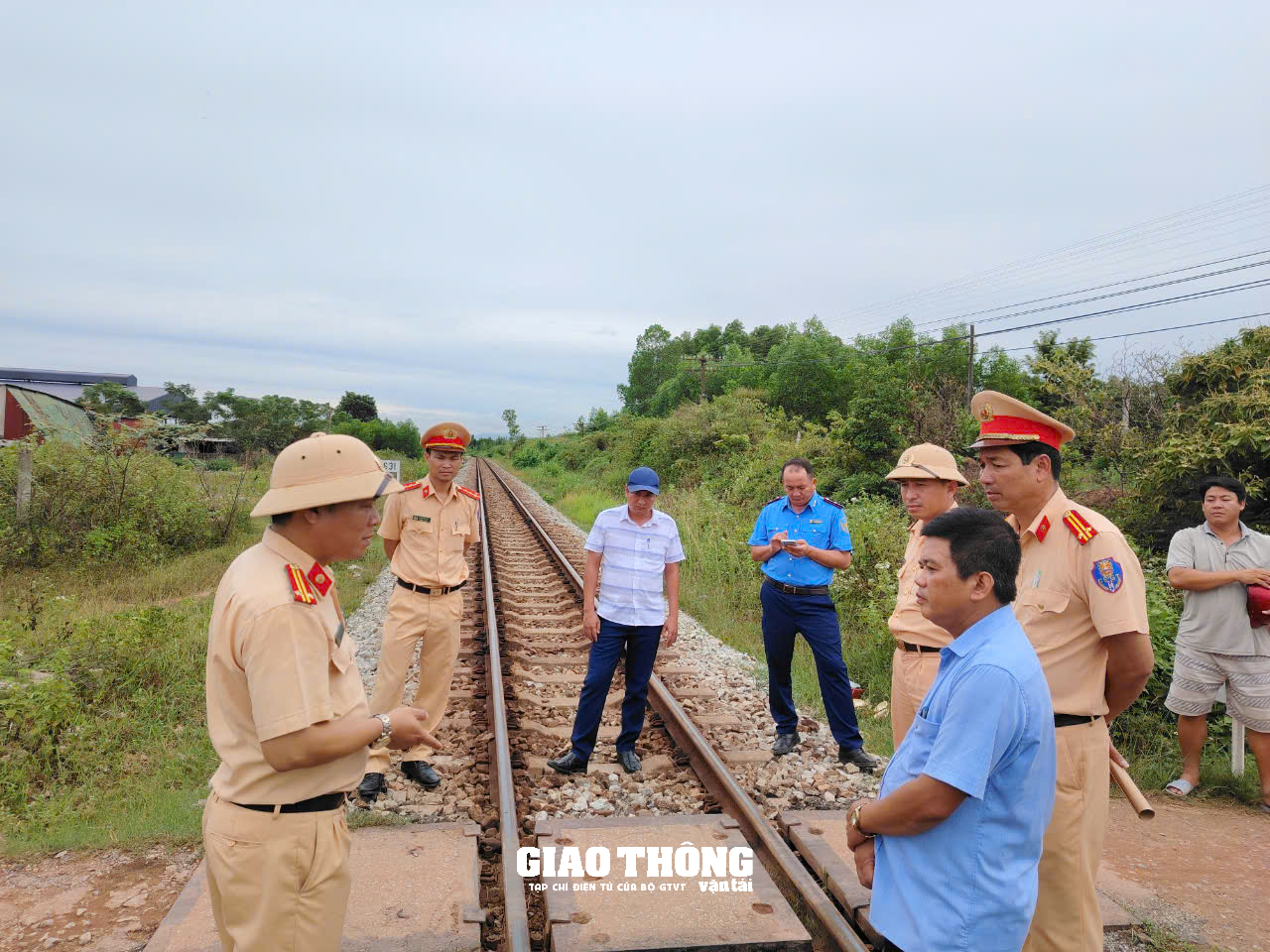 Kiểm tra, xử lý các lối đị tự mở, gây mất ATGT trên tuyến đường sắt Bắc-Nam ở tỉnh Quảng Trị - Ảnh 12.